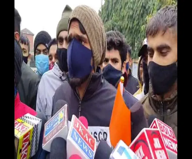 श्रीनगर: भर्ती में ‘अनियमितता’ जांच से जुड़ी रिपोर्ट सार्वजनिक करने की मांग को लेकर प्रदर्शन