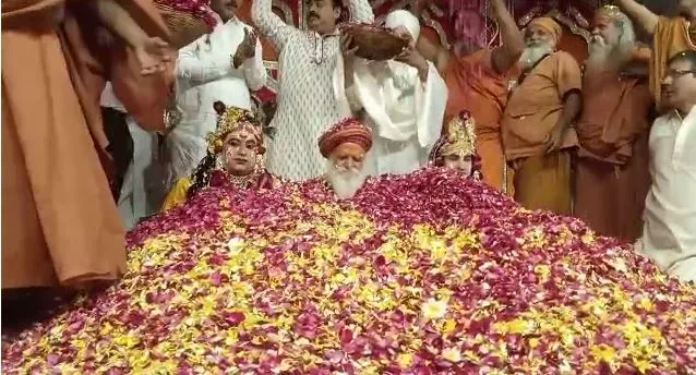मथुरा: शरणानंद महाराज ने राधाकृष्ण के स्वरूपों के साथ खेली फूलों की होली