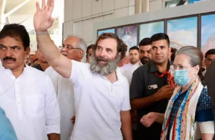 सोनिया गांधी और राहुल गांधी पहुंचे कांग्रेस अधिवेशन में हिस्सा लेने रायपुर