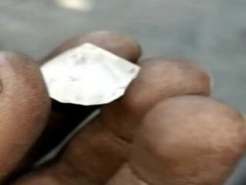 झांसी में मिला डायमंड सरीखा चमकीला पत्थर, जांच शुरू