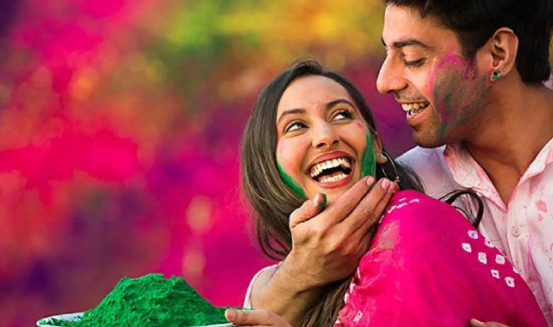 शादी के बाद मना रहे हैं अपनी पहली होली, इन रोमांटिक तरीकों को अपनाकर अपने फेस्टिवल को बनाएं यादगार