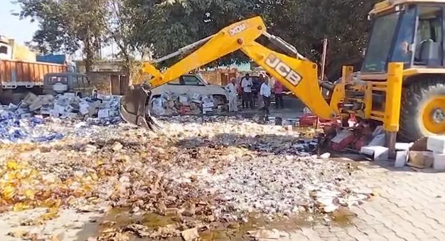 शाहजहांपुर: 24 हजार लीटर शराब पर को बुलडोजर चलाकर किया नष्ट