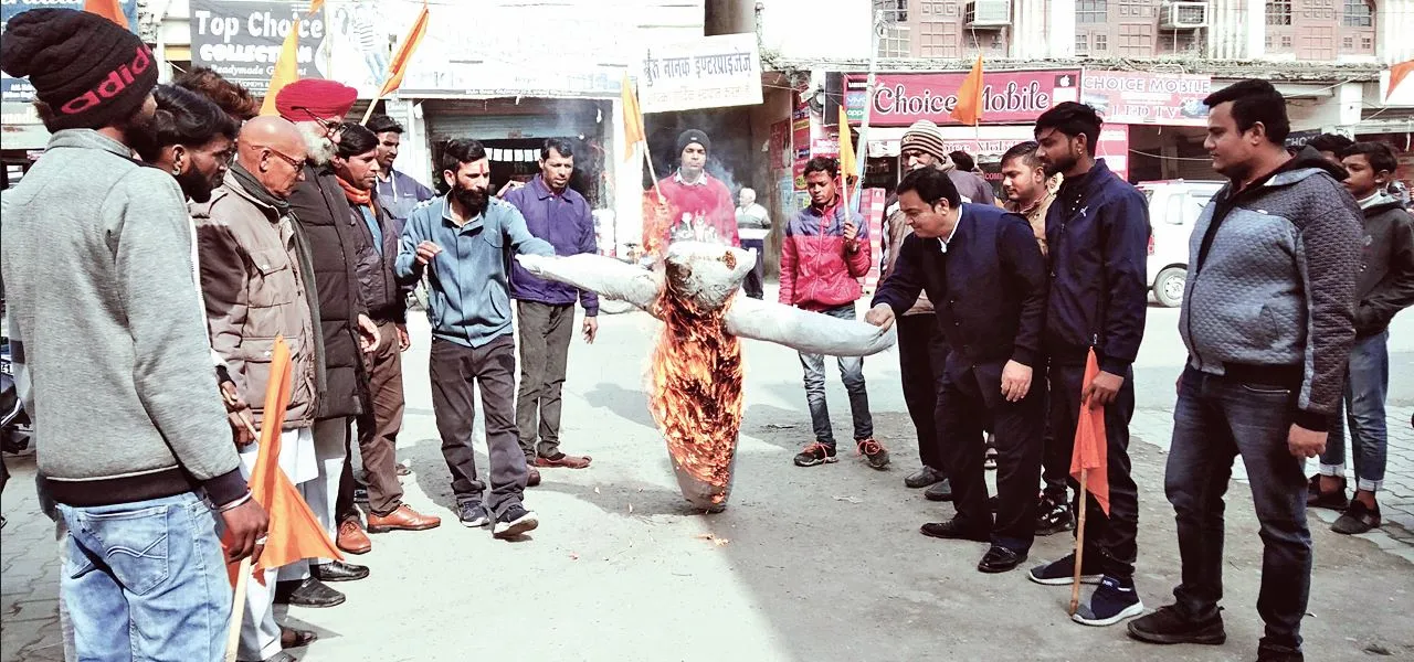 गदरपुरः श्रीरामचरितमानस पर दिए बयान से भड़के हिंदूवादी संगठन, पूर्व मंत्री स्वामी प्रसाद मौर्य का फूंका पुतला 