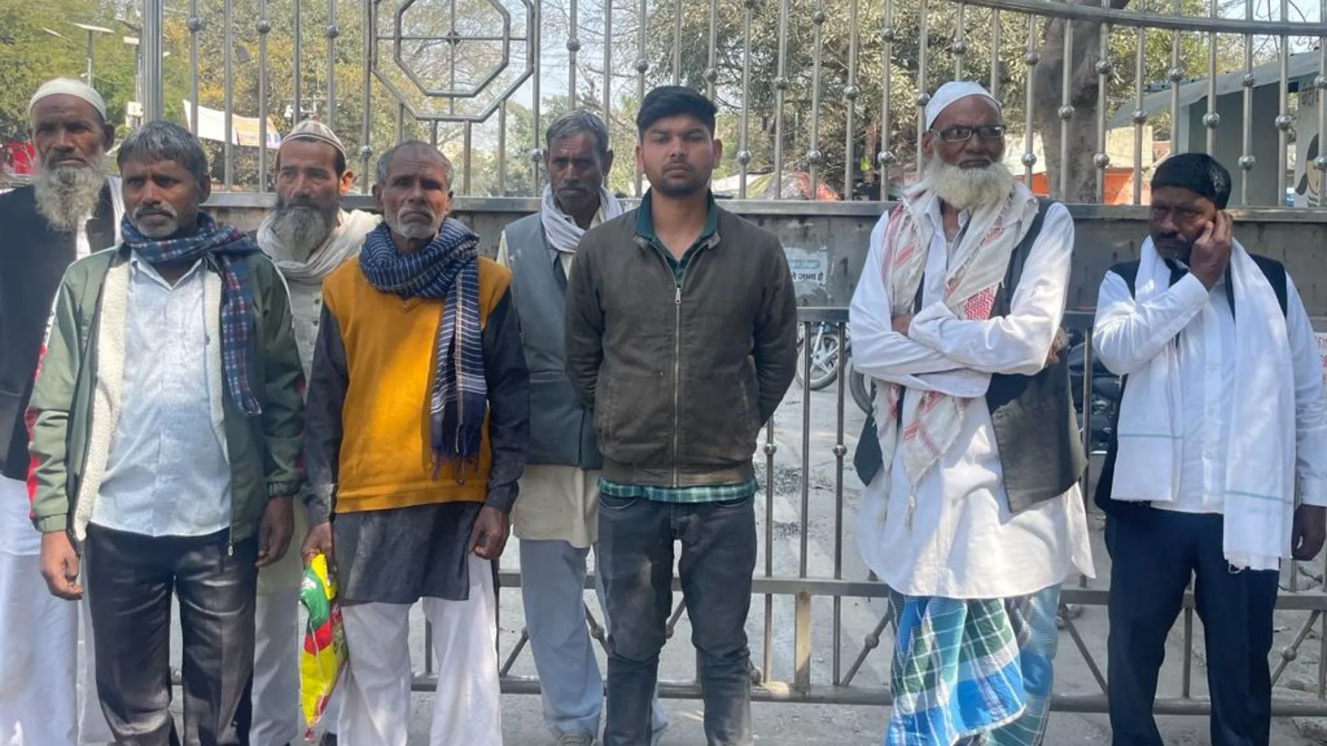 बरेली : कोटेदार के खिलाफ हुए गांव वाले, जिलाधिकारी को सौंपा ज्ञापन