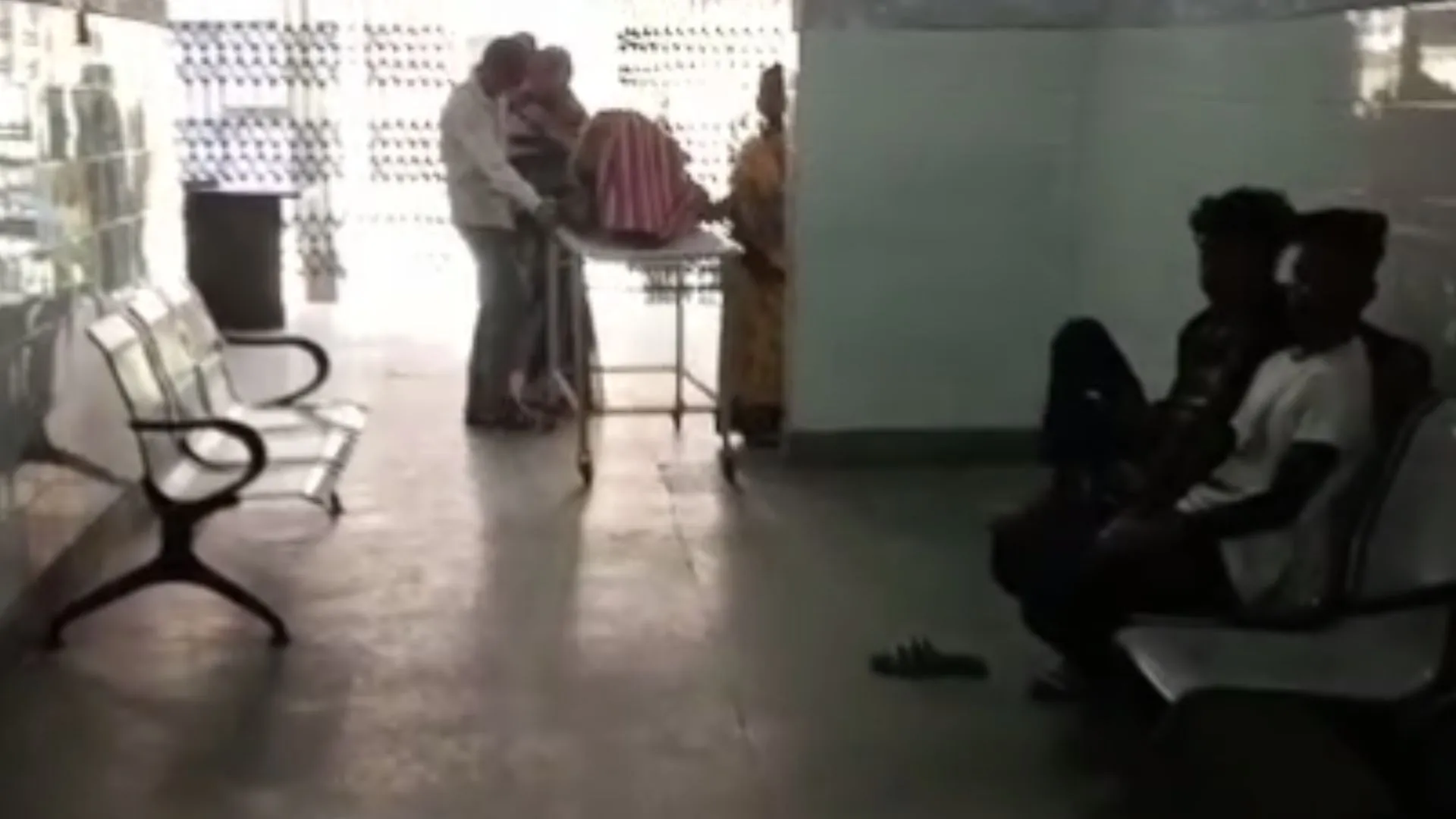 पीलीभीत : बीसलपुर सीएचसी में नहीं मिल रही व्हीलचेयर...स्ट्रेचर पर लेटाकर खुद ही ले जाना पड़ रहा मरीज