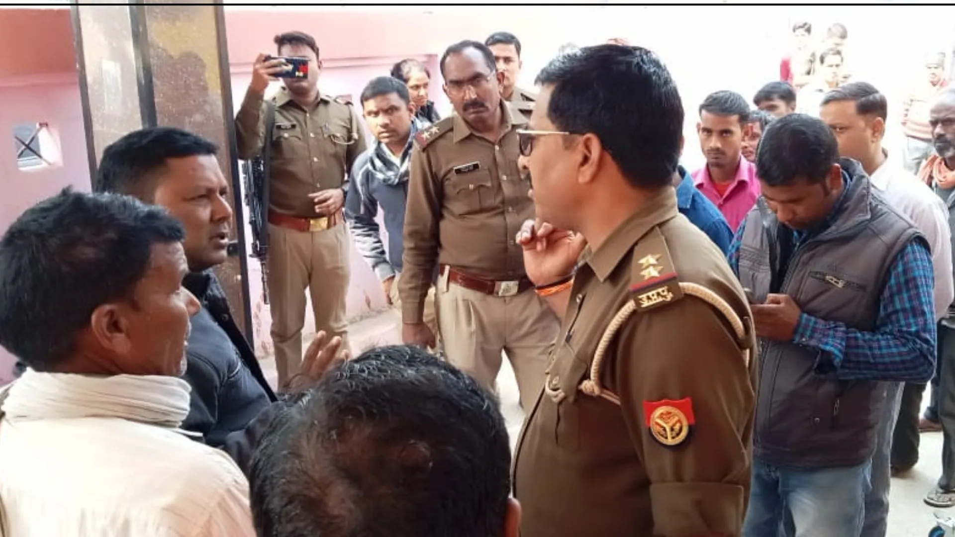 पीलीभीत : मर चुकी प्रसूता को जिंदा बताकर स्टाफ ने कर दिया रेफर, जोरदार हंगामा