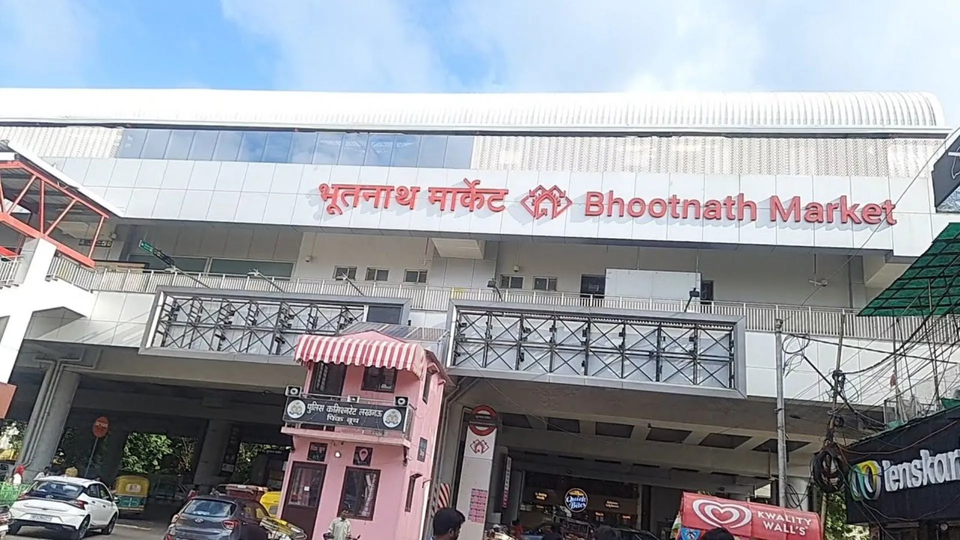 लखनऊ की जनता को फूल देकर व्यापारियों ने की स्वच्छता जागरूकता अभियान की शुरुआत 