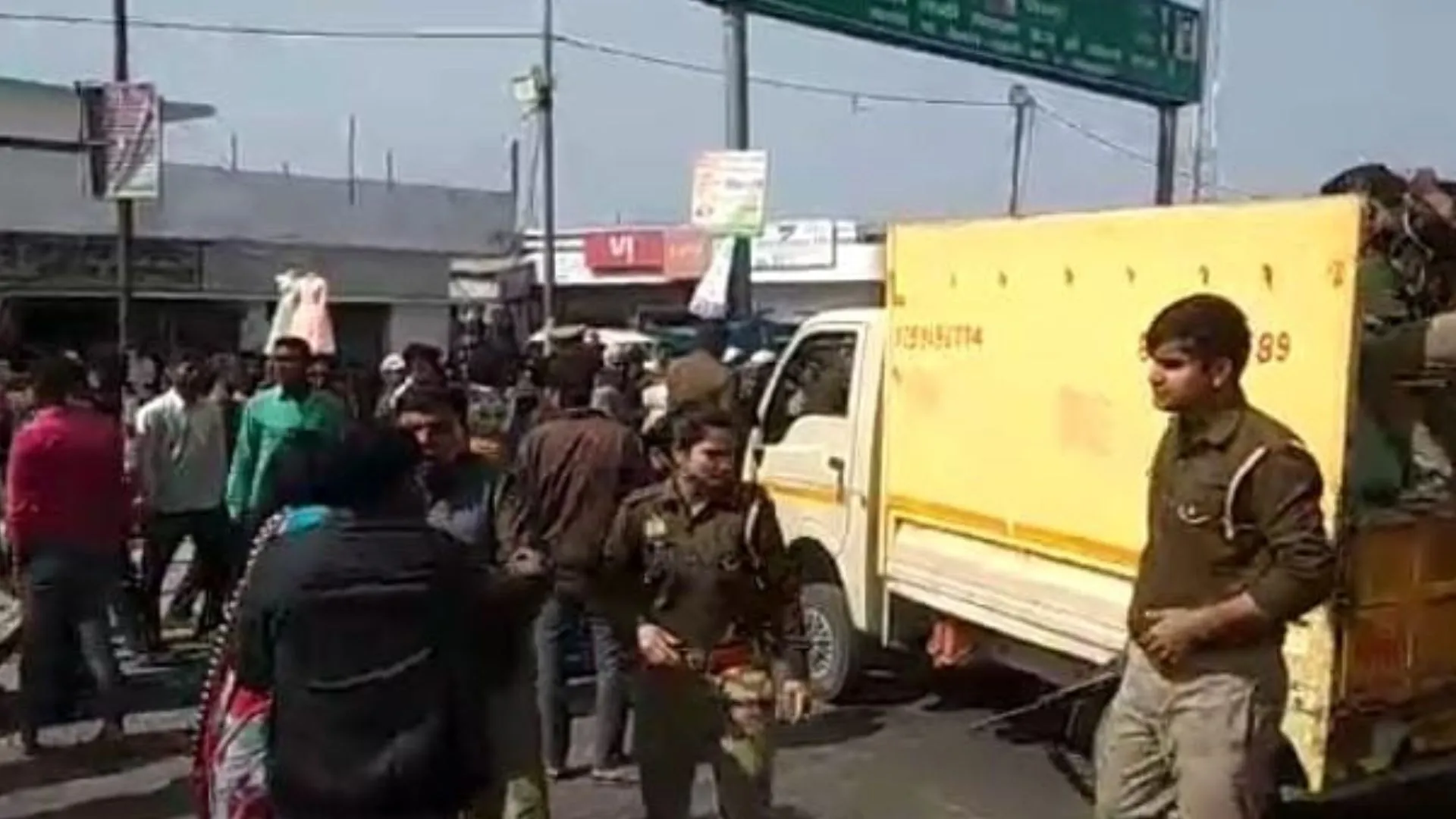 पीलीभीत : सड़क हादसे में किशोर की मौत के बाद हंगामा, परिजनों ने पिकअप से शव उतारा, गोद में लेकर पैदल चल दिए