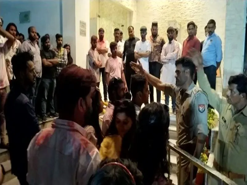 लखनऊ के The Grand JBR होटल में होली पार्टी के दौरान बीच जमकर चले लात-घूंसे, महिलाओं से छेड़खानी का आरोप, Video Viral