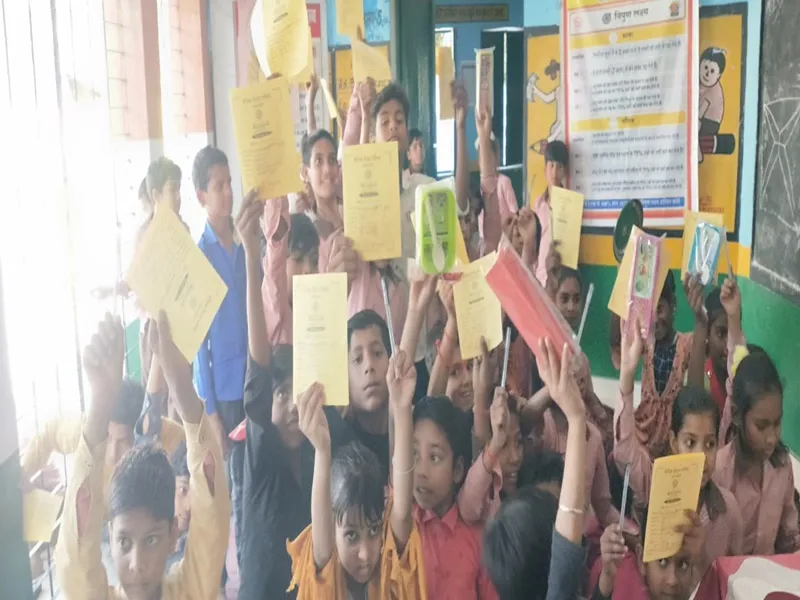 हरदोई: बच्चे बोले थैंक्स मैडम... सीडीओ ने प्राथमिक विद्यालय काशीपुर में बच्चों को दिए परीक्षाफल