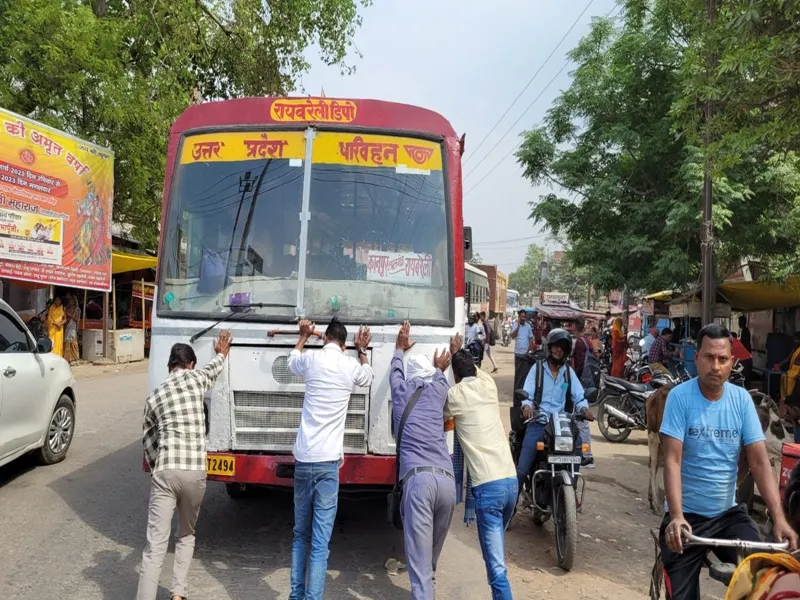 रायबरेली: रोडवेज बस को फिर धक्का लगाते वीडियो वायरल, अखिलेश यादव दो बार खड़े कर चुके हैं सवाल 