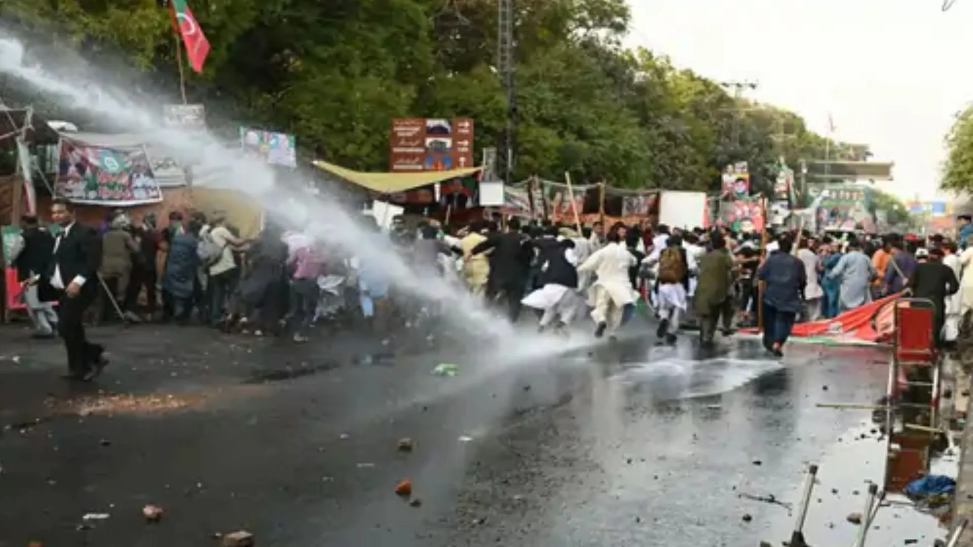 पाकिस्तान में PTI समर्थकों का हिंसक प्रदर्शन, इमरान खान की गिरफ्तारी को लेकर बवाल, पूर्व PM ने जारी किया वीडियो संदेश