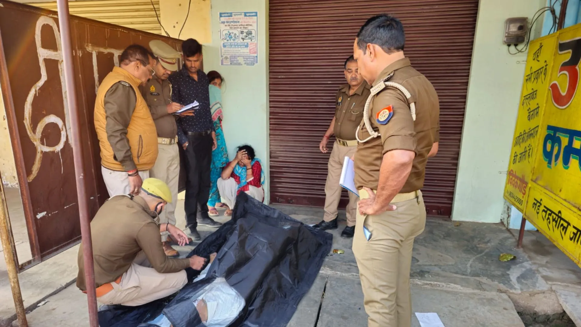 पीलीभीत : दुकान के बाहर रिटायर्ड तहसीलकर्मी का फंदे से लटका मिला शव, टहलने निकले लोगों ने देखा तो उड़े होश 