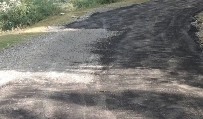 गरमपानी: डामरीकरण व पैचवर्क उखड़ने के बाद अब गड्ढों में भ्रष्टाचार की मिट्टी