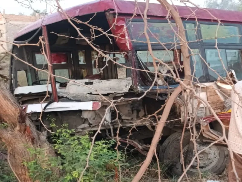 रायबरेली: रोडवेज बस की टक्कर से युवक की मौत , सड़क किनारे पंचर टायर बदलते समय हुआ हादसा 