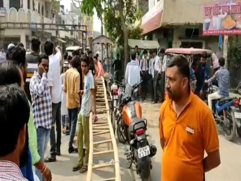 Strike: बिजली कटौती से हाहाकार, पानी तक को तरसे लोग