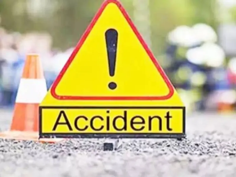 UP में बड़ा सड़क हादसा, आगरा-लखनऊ Expressway पर एम्बुलेंस से टकराई कार, 5 की मौत