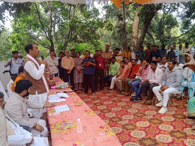 अयोध्या: मंत्री जी! आवास के ताईं हमका बहुत परेशान किया जात है, चौपाल लगा डिप्टी सीएम ने की ग्रामीणों से बातचीत 