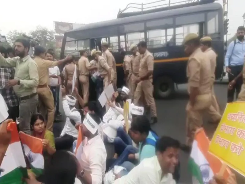 लखनऊ: होम्योपैथिक फार्मासिस्ट अभ्यर्थी पहुंचे CM आवास, कहा- नहीं पूरी नहीं हुई मांगें तो कर लेंगे आत्मदाह 