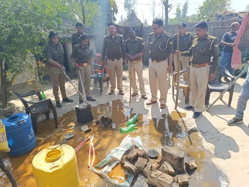 बहराइच: छापेमारी में छह क्विंटल लहन और 80 लीटर कच्ची शराब बरामद, तीन अलग-अलग थानों में दर्ज हुआ केस