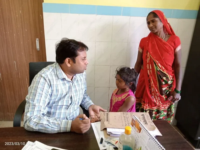 अयोध्या: मौसम का मिजाज बिगाड़ रहा लोगों की सेहत, वायरल फीवर के बढ़ रहे मरीज