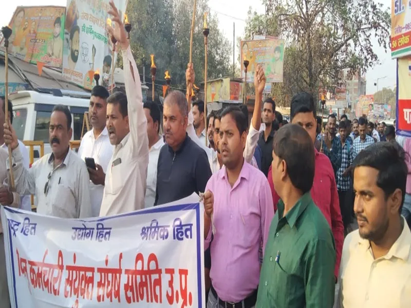 बहराइच: बिजली कर्मियों ने निकाला मशाल जुलूस, लंबित समस्याओं को लेकर आंदोलित हैं कर्मचारी