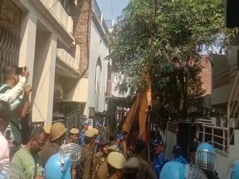 प्रयागराज: जफर अहमद के मकान पर बुलडोजर कार्रवाई शुरू, मकान के सामान में मिली विदेशी राइफल 