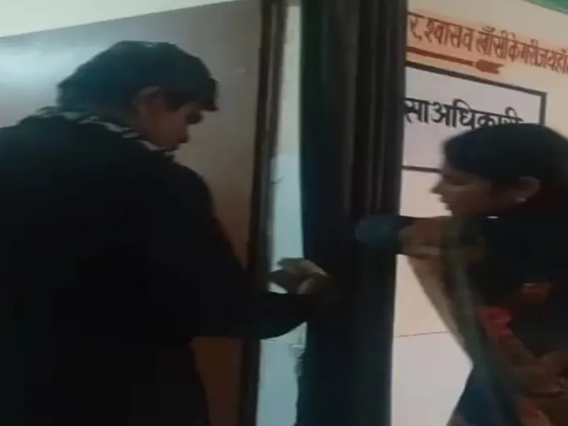 बहराइच: मोतीपुर सीएचसी में तैनात कर्मचारी ने मेडिकल रिपोर्ट बनाने के नाम पर ली रिश्वत, Video viral