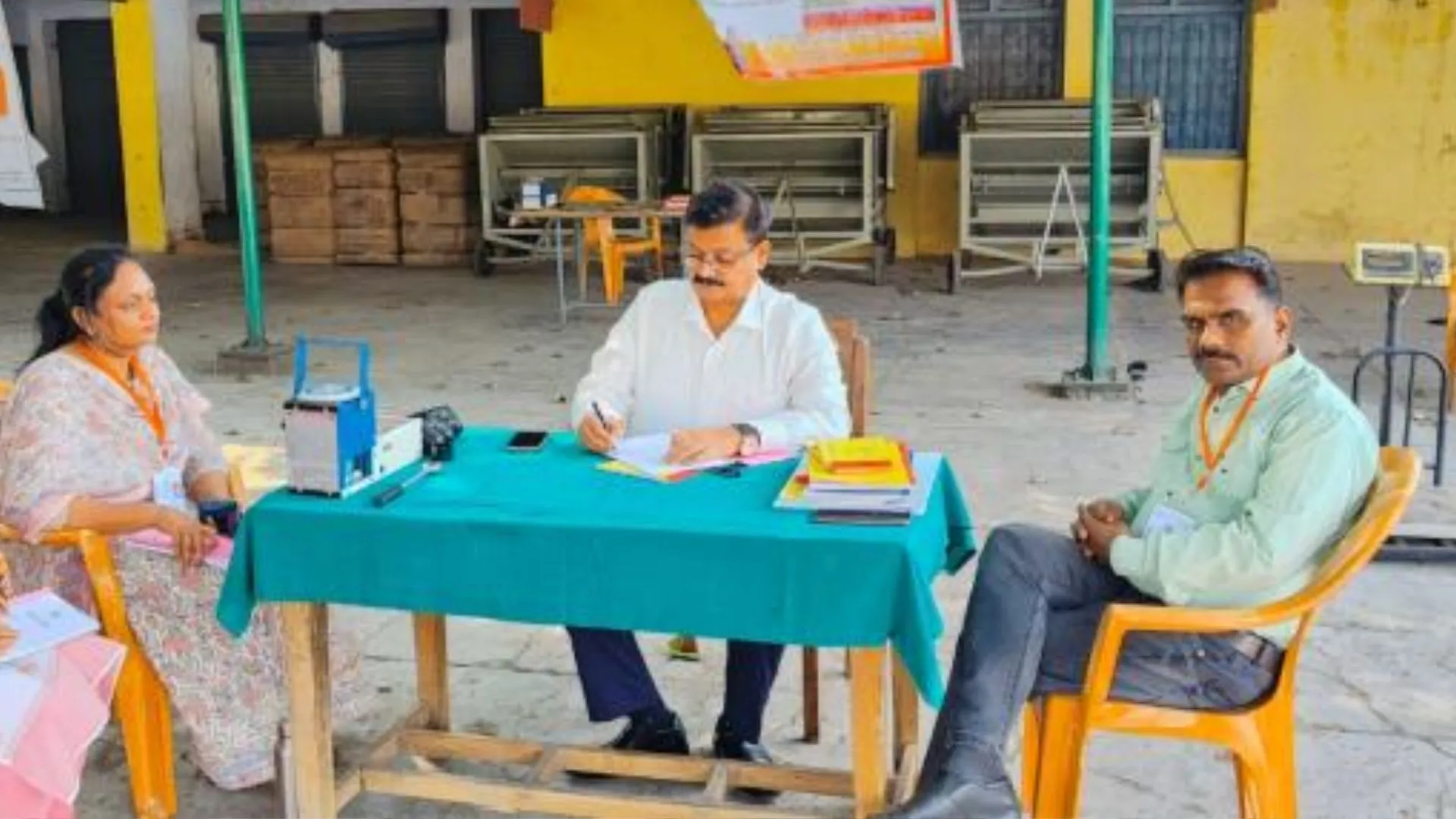 बरेली: 121 केंद्रों पर आज से होगा गेहूं खरीद का श्रीगणेश, डिप्टी आरएमओ ने लिया जायजा