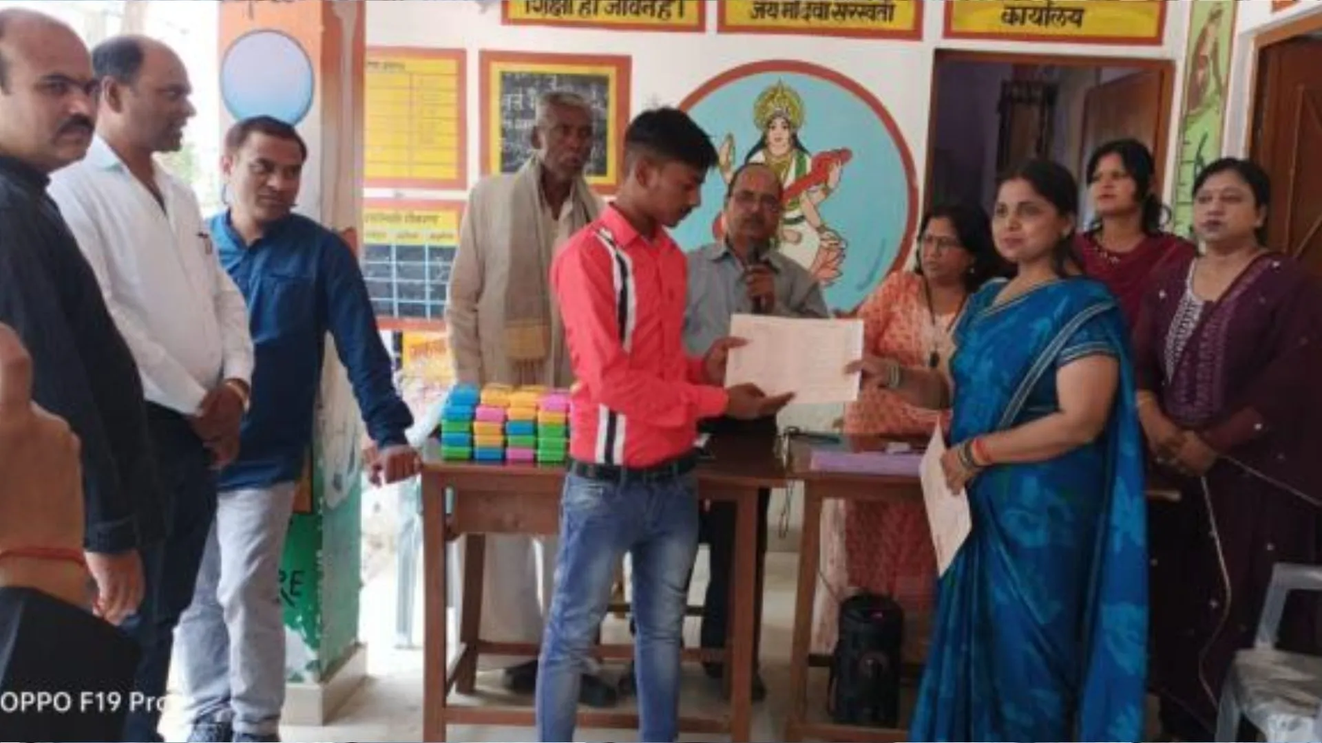 बरेली: परिषदीय स्कूलों में बांटे गए रिपोर्ट कार्ड, नहीं मिली कार्ड के लिए धनराशि