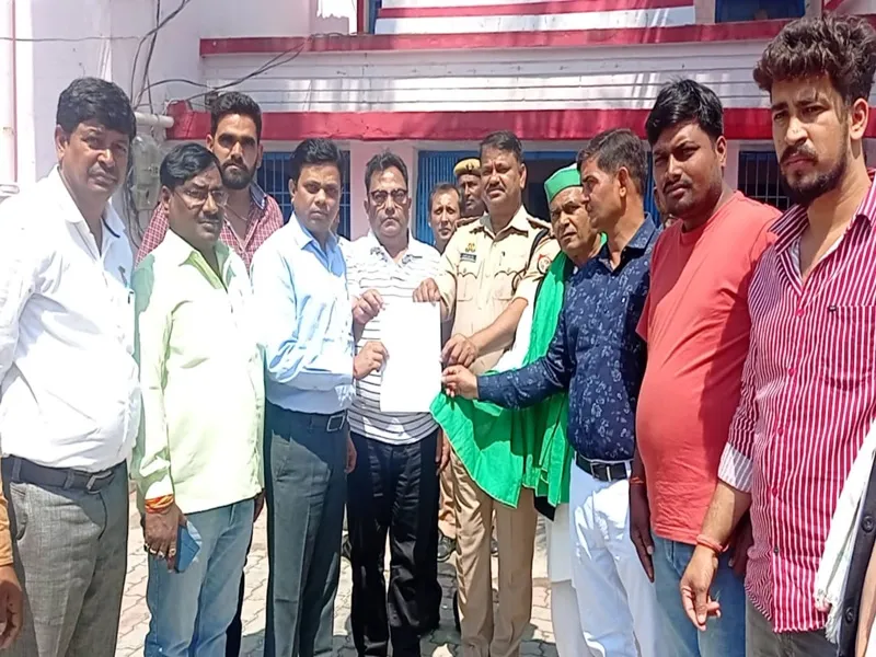 बहराइच: पुलिस प्रशासन के खिलाफ नारेबाजी करते हुए व्यापारियों ने निकाला जुलूस, जानें मामला