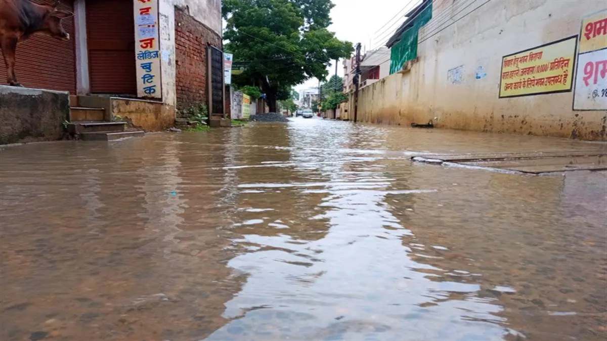 हल्द्वानी: नाला ओवरफ्लो होने से घरों में घुसा गंदा पानी