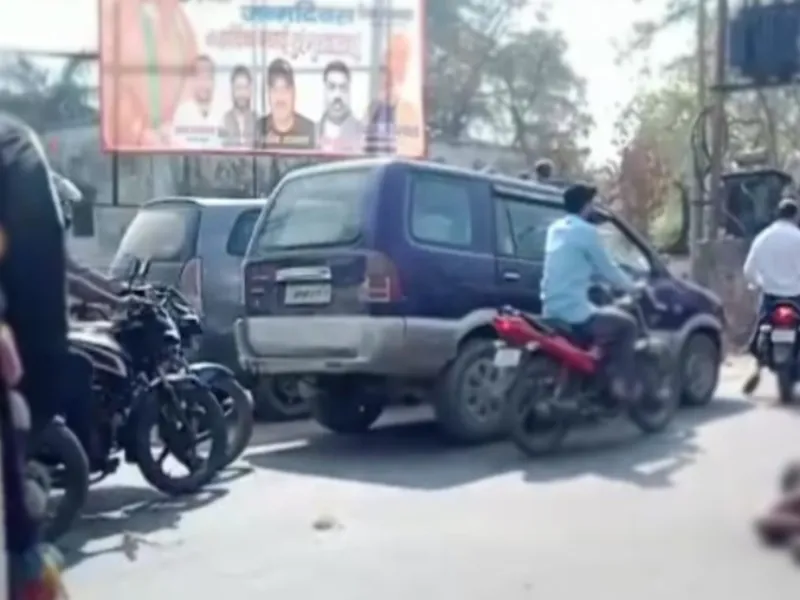 बहराइच में कई घंटे बिना कपड़ों के सड़क पर घायल पड़ा रहा मंदबुद्धि युवक, गुजरते रहे वाहन