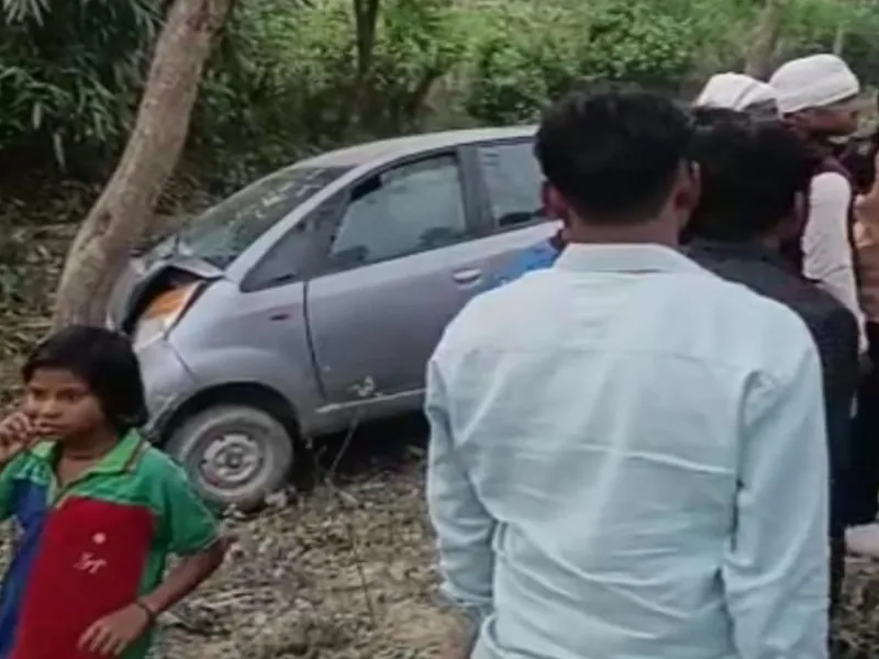 बहराइच: बाइक सवार को बचाने में पेड़ से टकराई कार, एक घायल 