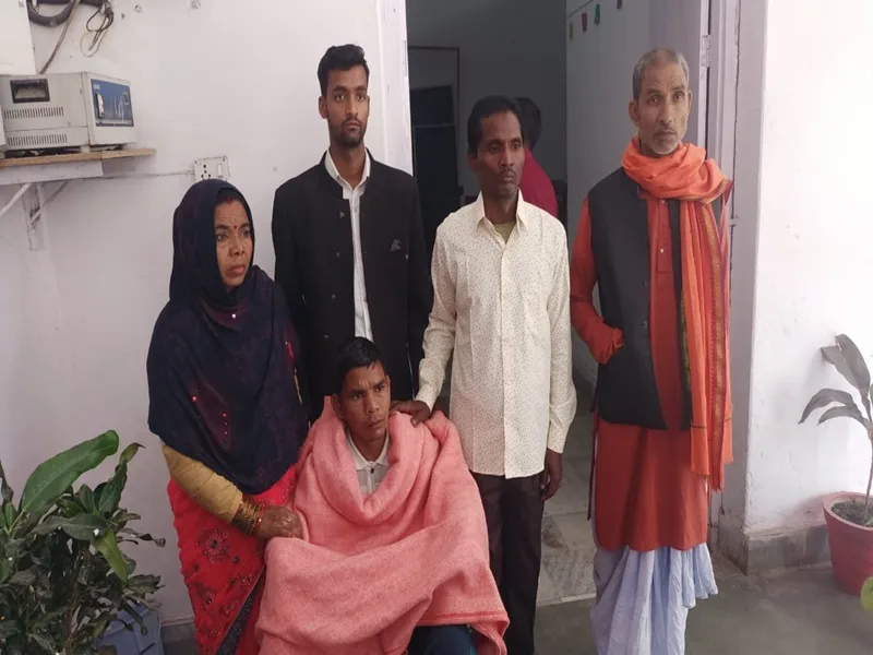 बहराइच से कोलकाता होते हुए बांग्लादेश पहुंच गया था मानसिक विक्षिप्त युवक, दो वर्ष बाद हुई वतन वापसी तो छलकी आंखें 