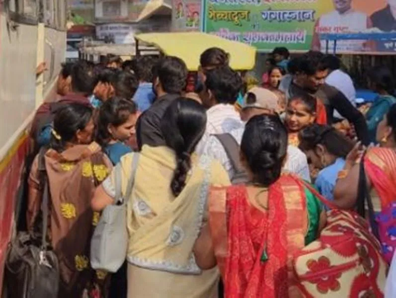 लखनऊ: होली को लेकर डग्गामार वाहनों की भरमार, खतरे में यात्रियों की जान