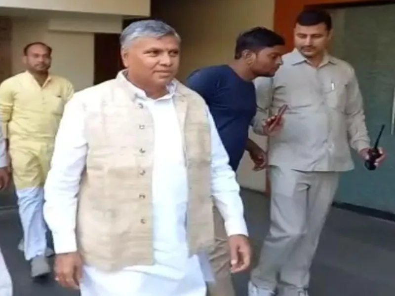 लखनऊ: मंत्री धर्मवीर प्रजापति ने दिए जेलों में सतर्कता बरतने के निर्देश, VC के जरिये की मीटिंग 