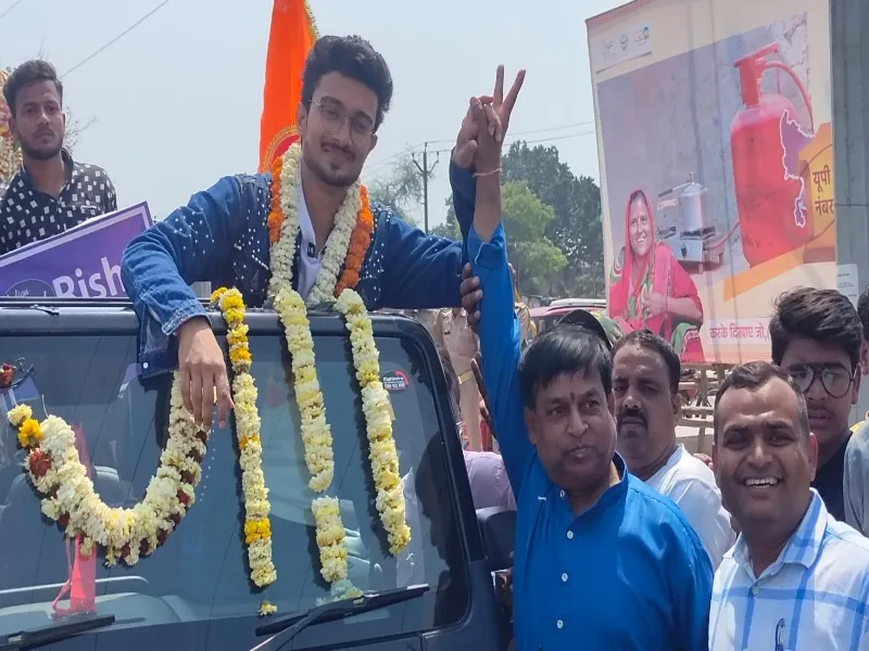 अयोध्या पहुंचे इंडियन आइडल फेम ऋषि के साथ सेल्फी लेने की मची होड़