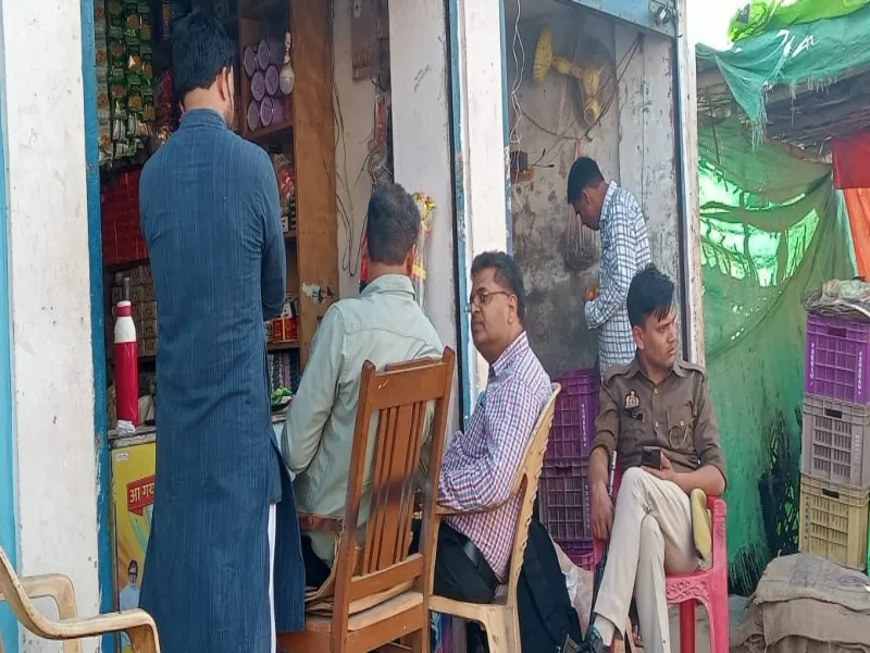Barabanki Breaking News: जीएसटी टीम का छापा, दुकान बंद कर भागे व्यापारी 