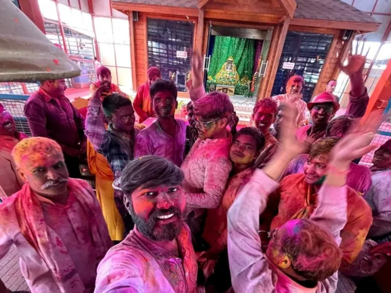 अयोध्या: रामलला को युवाओं ने गुलाल लगाकर खेली होली, प्रसाद में मिली गुझिया