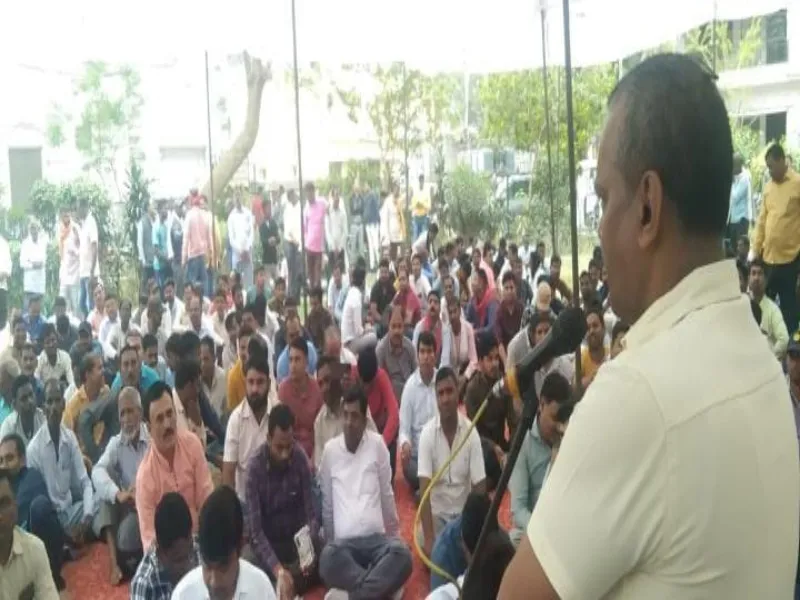 प्रयागराज: निजीकरण के विरोध में बिजली कर्मियों ने किया प्रदर्शन, होगी हड़ताल