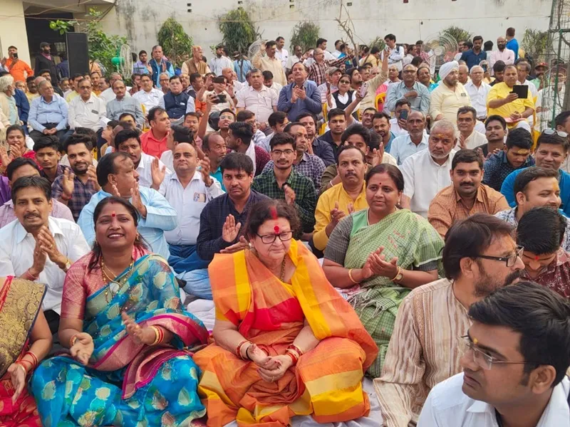 Kanpur News: केशव भवन में भजन संध्या में जमकर झूमे स्वयंसेवक, खेली फूलों की होली 