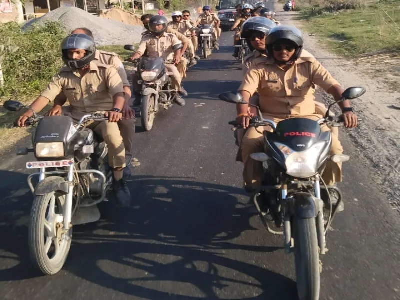 बहराइच: गांव की सड़कों पर पुलिस ने निकाला बाइक मार्च