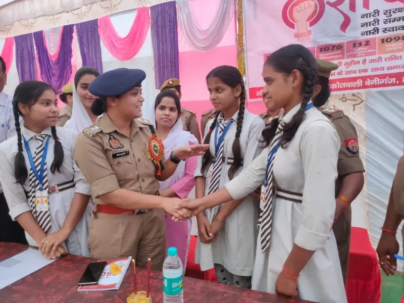 नारी सशक्तिकरण मिशन: CO हरियांवा ने छात्राओं को किया जागरूक