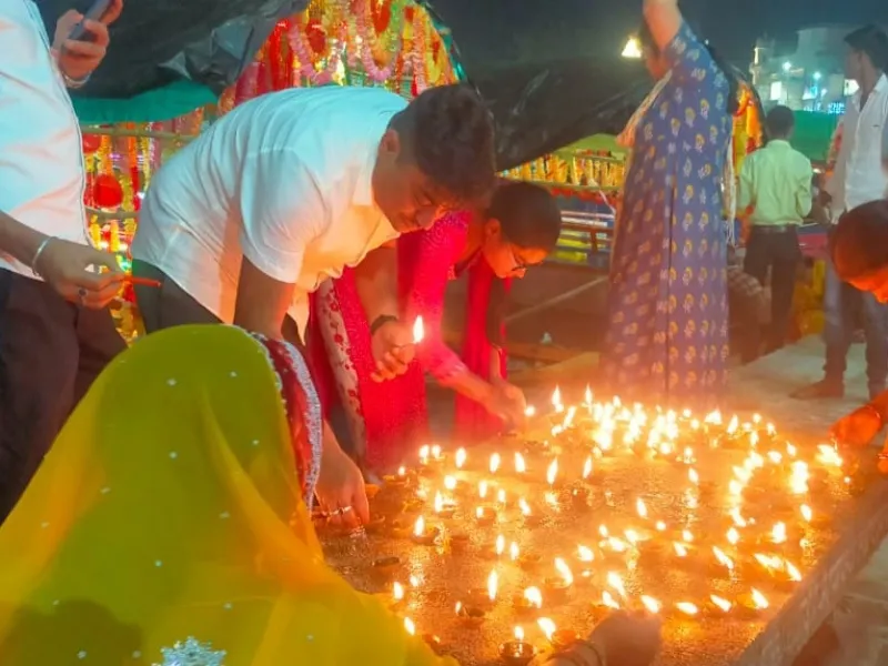 चित्रकूट गौरव दिवस में दीपों से जगमगाया तीर्थक्षेत्र