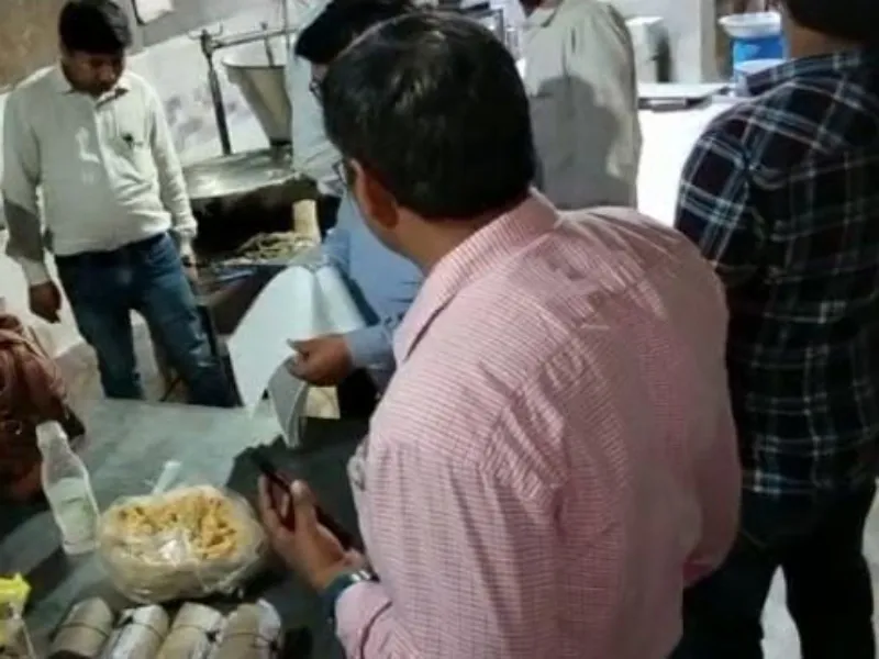 प्रयागराज: मिठाई की दुकान में एसडीएम और फूड इंस्पेक्टर ने की छापेमारी