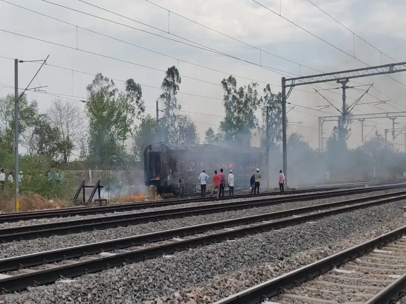 चित्रकूट: कंडम सवारी डिब्बे में आग लगने से स्टेशन पर मची अफरातफरी