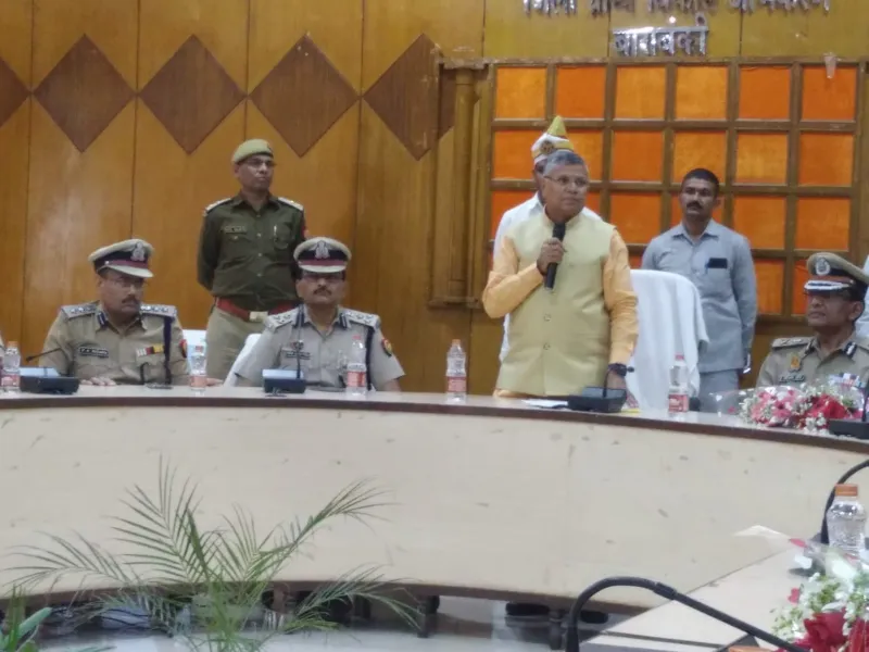 वर्दी के अन्दर इन्सान भी है, रखें इसकी लाज : धर्मवीर प्रजापति