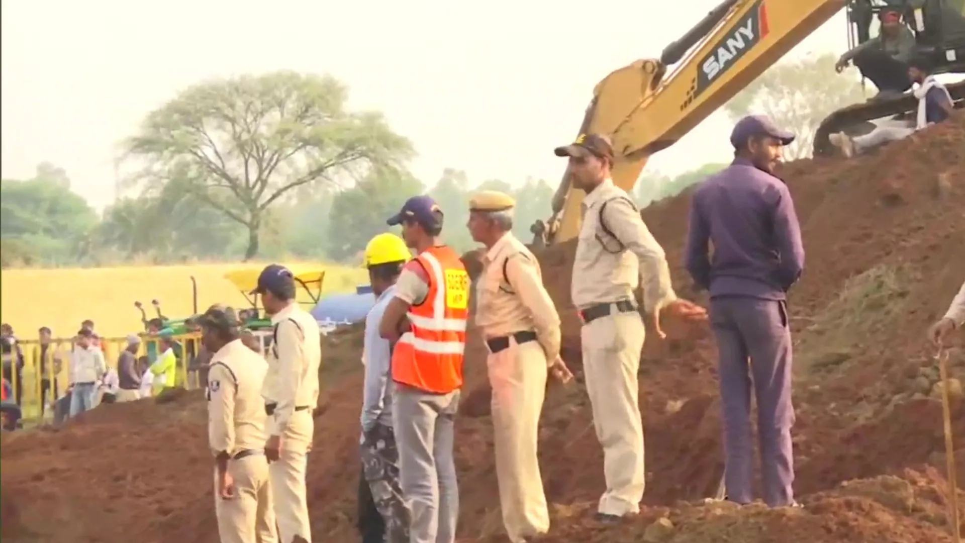 MP : विदिशा में 60 फीट गहरे बोरवेल में गिरे बच्चे का 24 घंटे जिंदगी का संघर्ष ... पर मौत को मात नहीं दे सका लोकेश