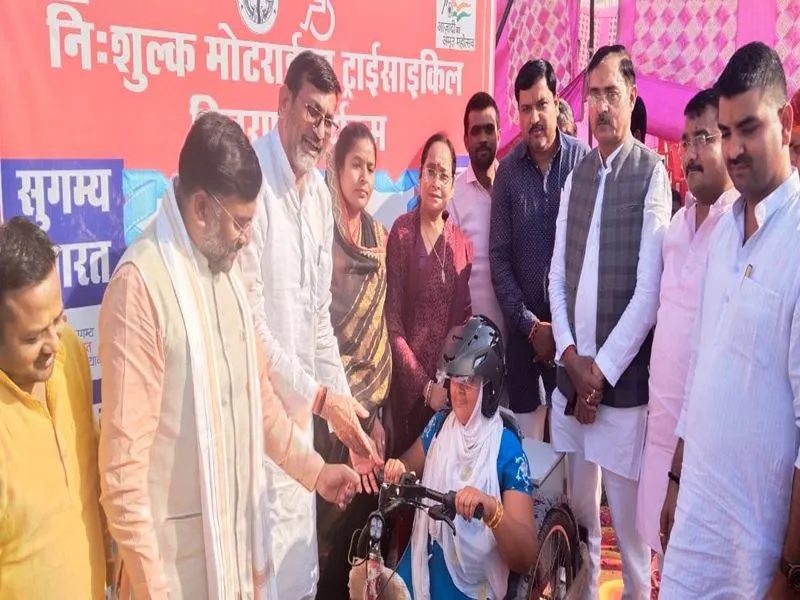 बांदा: मोटराइज्ड ट्राई साइकिल पाकर दिव्यांगजनों के खिले चेहरे